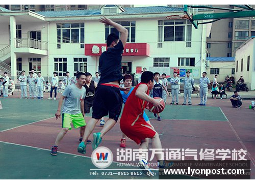 势均力敌对决惊险刺激！球场上战况激烈